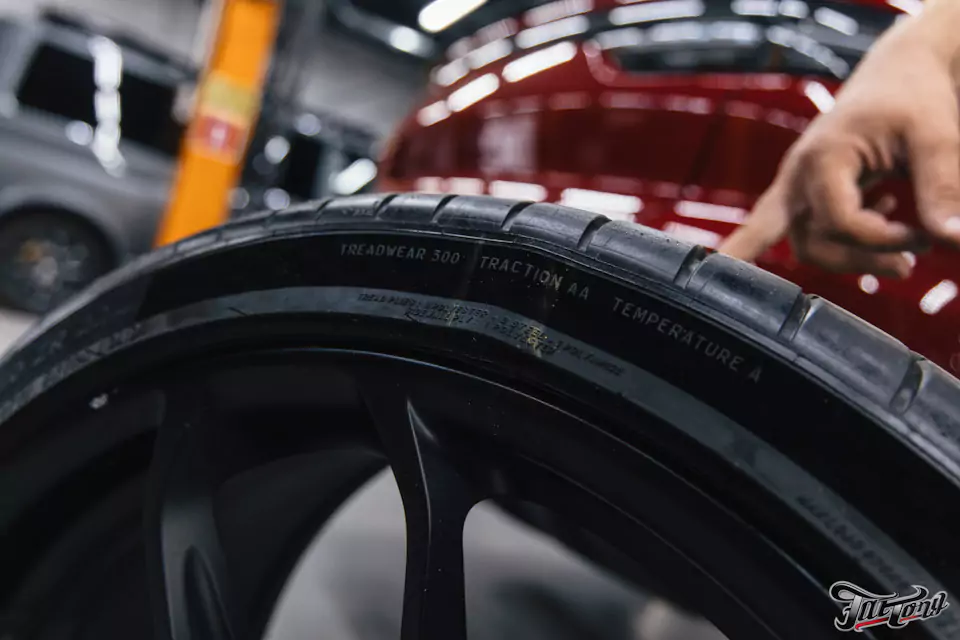 Правка диска и фирменный шиномонтаж на стендах Hunter для Porsche Cayenne GTS